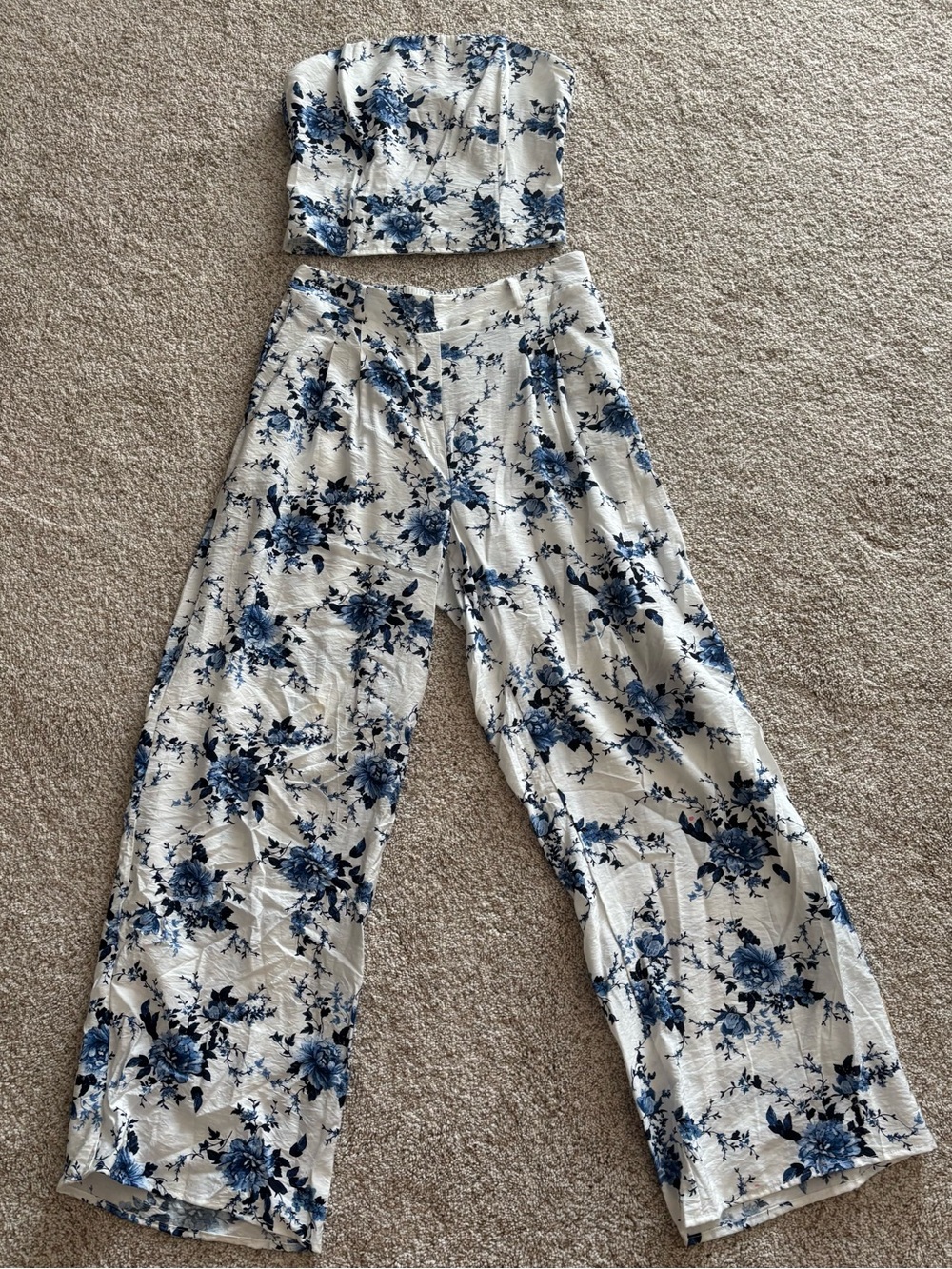White and Blue Floral Sienna Sky Women’s Set Size Large Cropped Pants Set